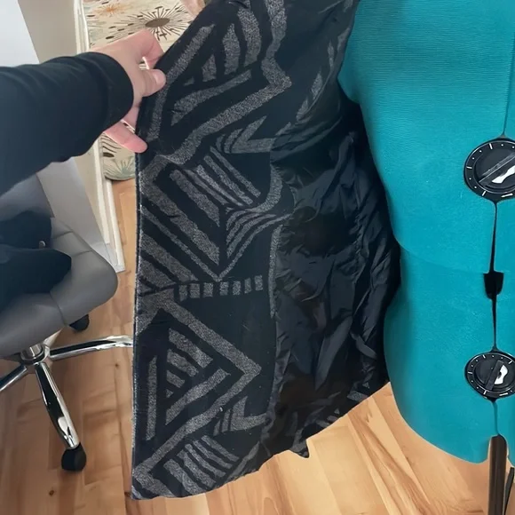 WARM GRAY BLACK GEOMETRIC COAT WITH HOOD perfect for snowy days - Picture 10 of 12